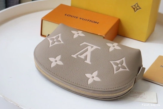 First bag ru Vuitton COSMETIC Louis POUCH 0725